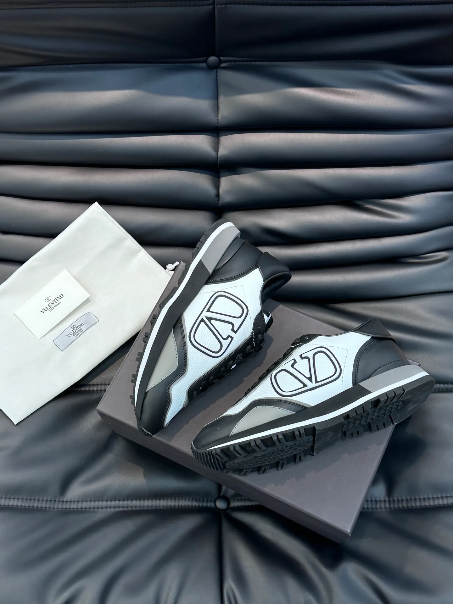 P540💰 Product trademark: VALENTINO "Valentino" Regular size: 38-44 [45 customized] Product material: Warren men's casual sports shoes, made of imported first-layer cowhide, with brand emblem on the tongue, rivet rubber outsole, non-slip, wear-resistant and shock-absorbing, cowhide lining foot pads, comfortable and breathable, with original box packaging equation bag!